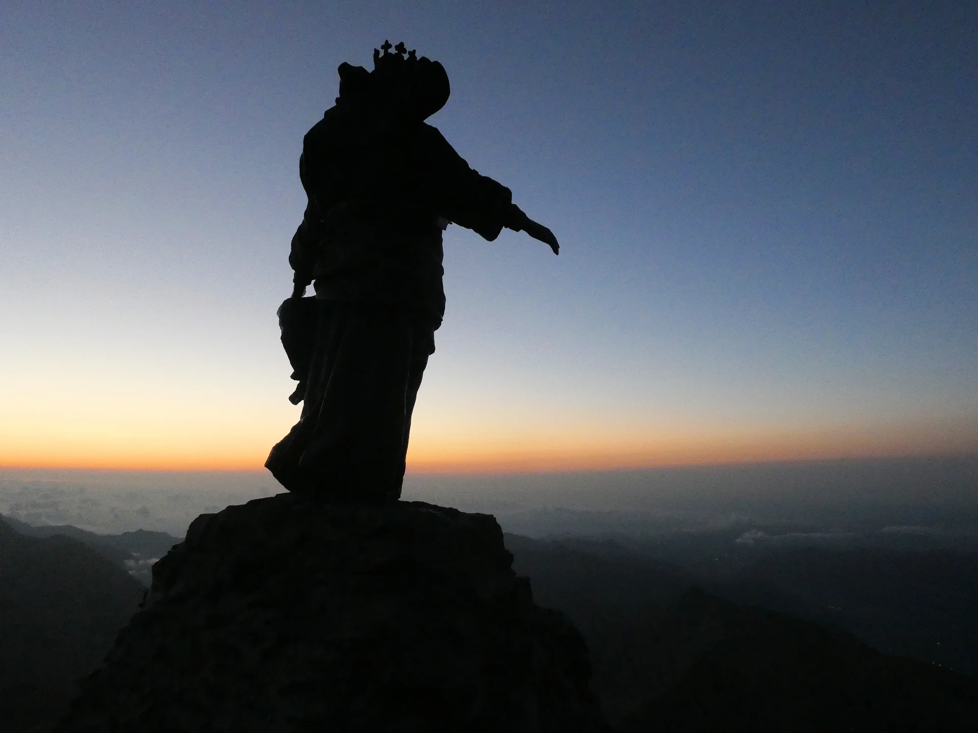 Sonnenaufgang am Gipfel des Rocciamelone | © DAV Sektion Hameln / Gerd Kappes