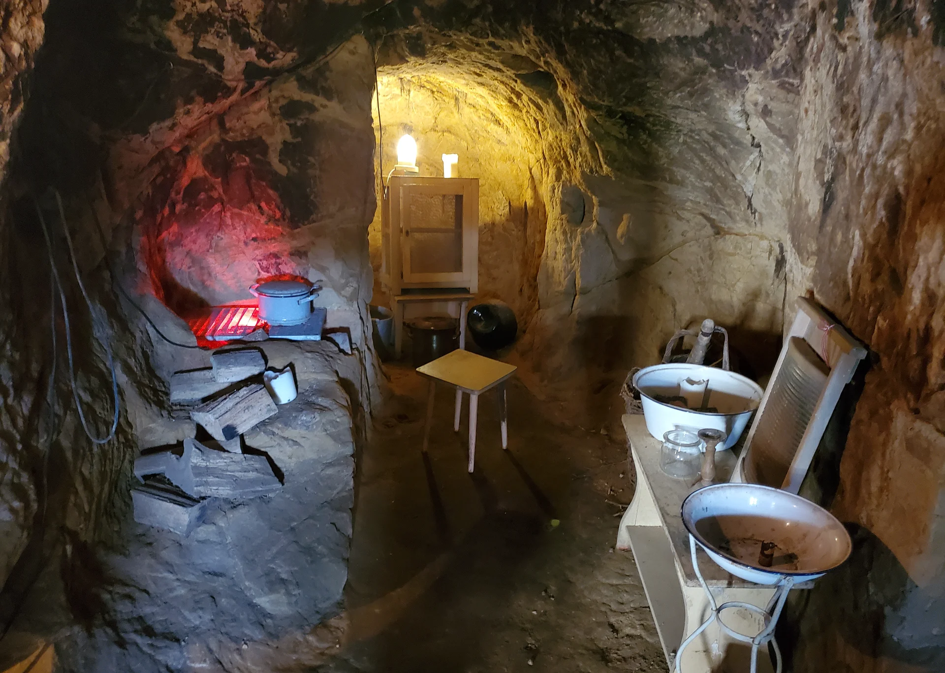 Küche einer Höhlenwohnung | © DAV Sektion Hameln / Wolfgang Helmboldt