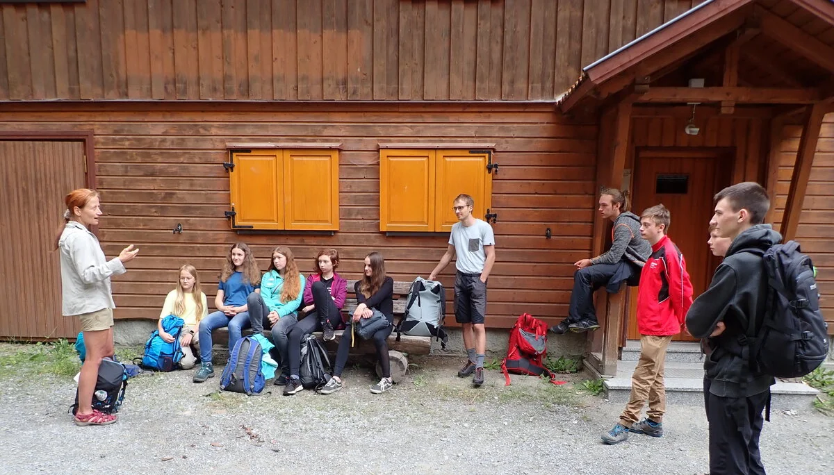 Carla erklärt den Wald | © DAV Sektion Hameln / Sascha Veeh