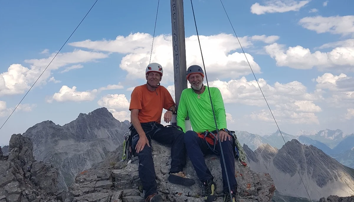 August und Achim am Gipfelkreuz | © DAV Sektion Hameln