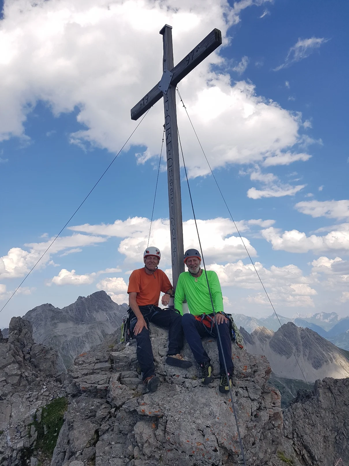 August und Achim am Gipfelkreuz | © DAV Sektion Hameln