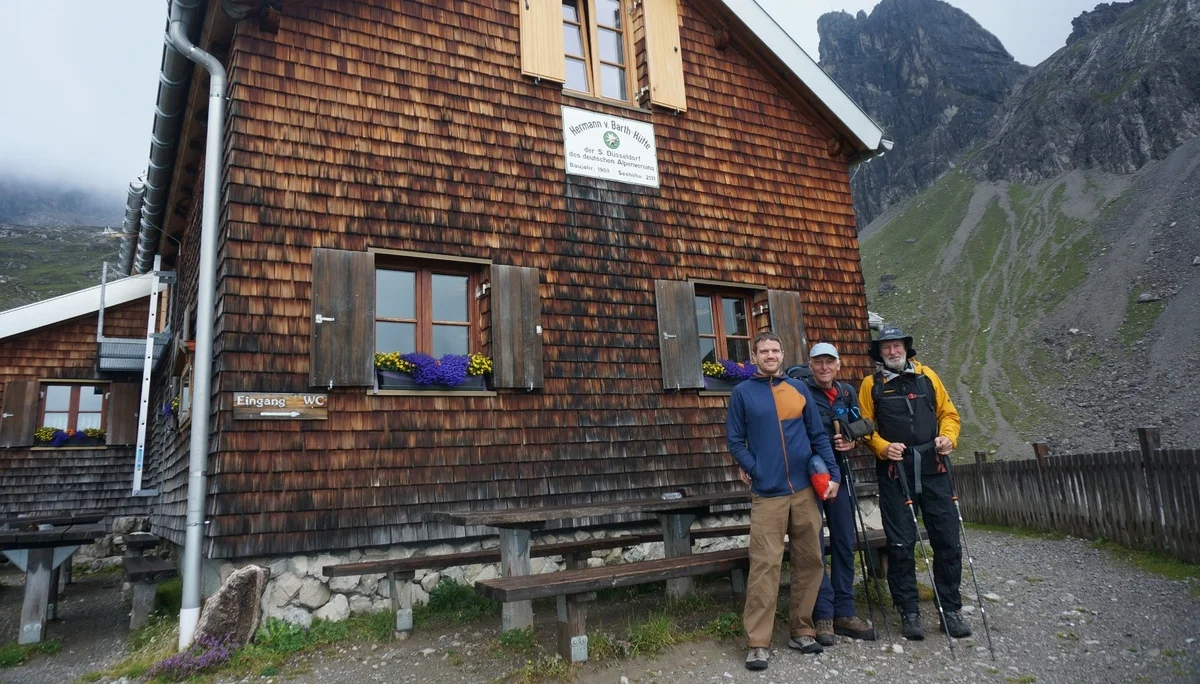 Boris, August und Achim vor der Hermann von Barth Hütte | © DAV Sektion Hameln