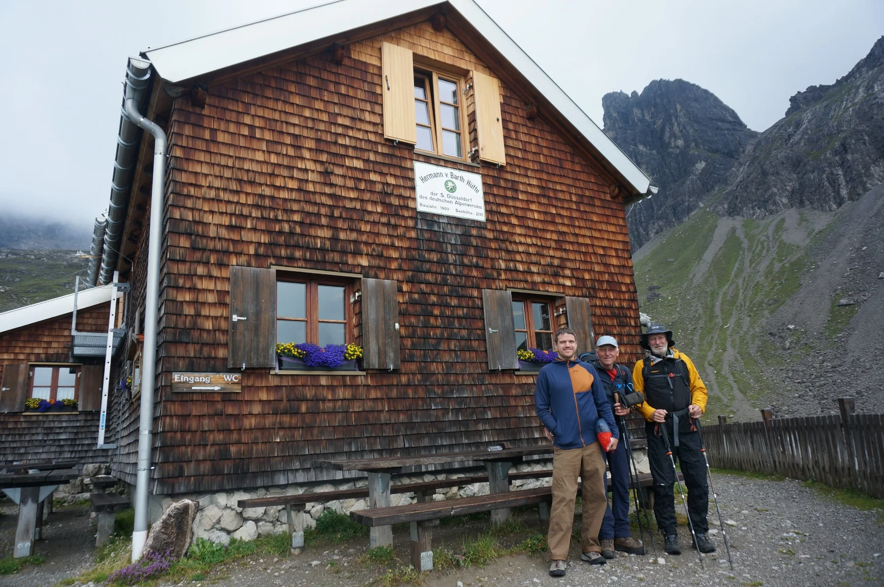 Boris, August und Achim vor der Hermann von Barth Hütte | © DAV Sektion Hameln