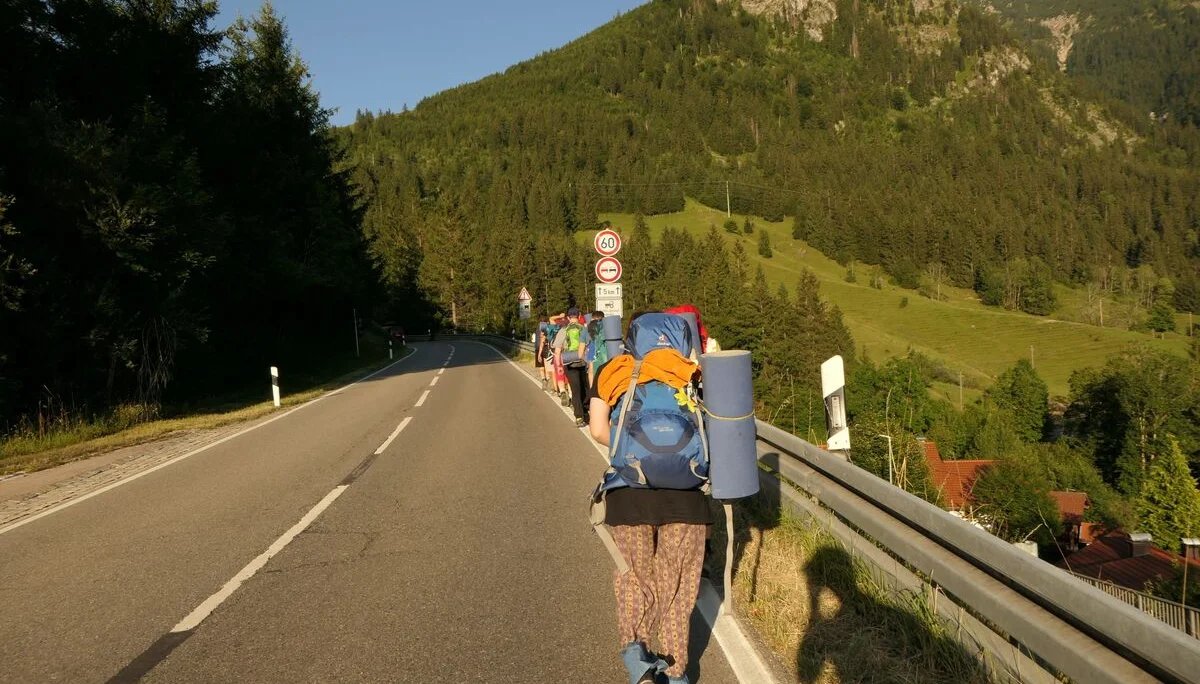 Gut gerüstet auf dem Weg zum Biwak... | © DAV Sektion Hameln