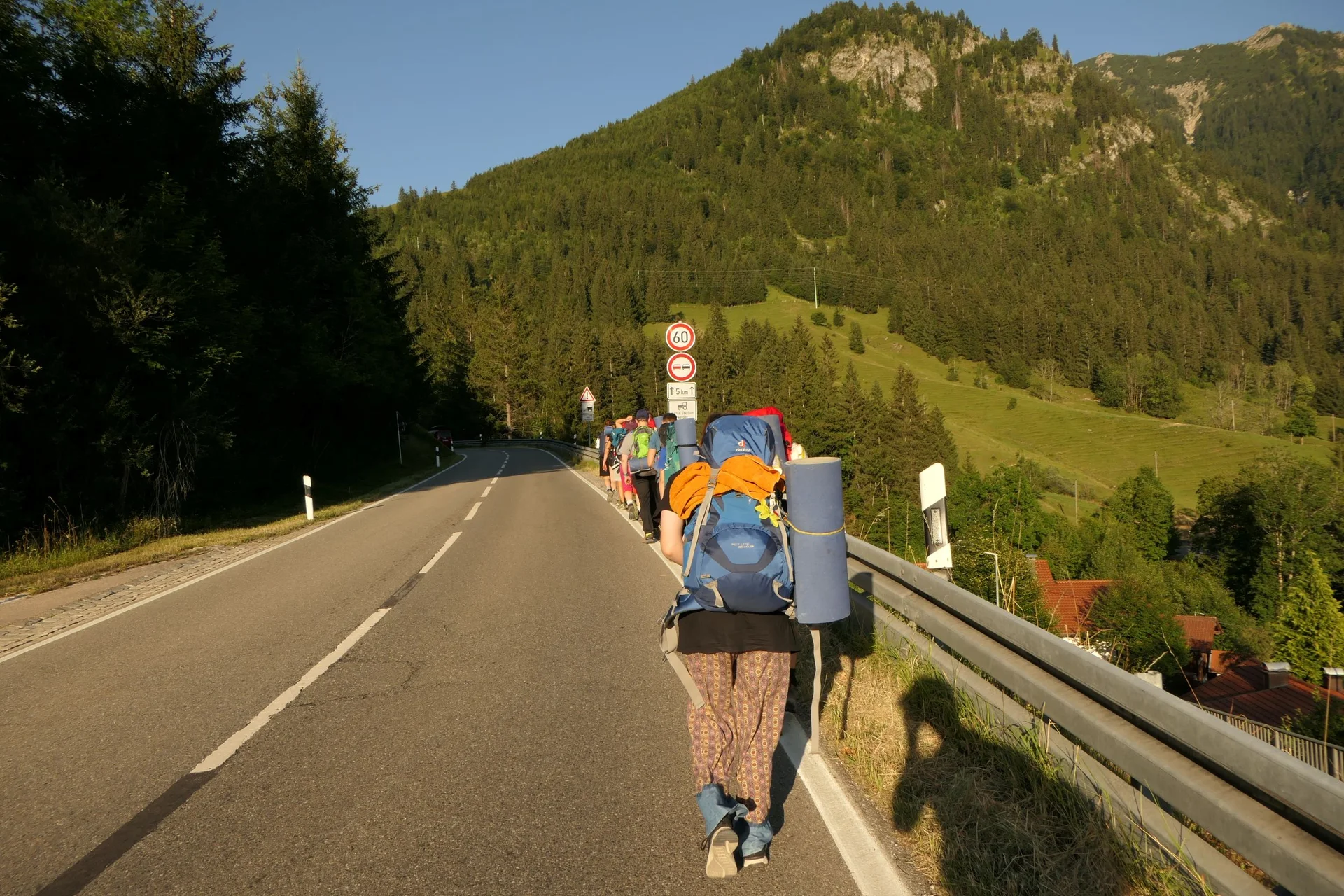Gut gerüstet auf dem Weg zum Biwak... | © DAV Sektion Hameln