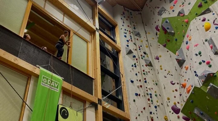 Sprung aus dem Fenster in die Riesenschaukel | © DAV Sektion Hameln / Leonie Schefe