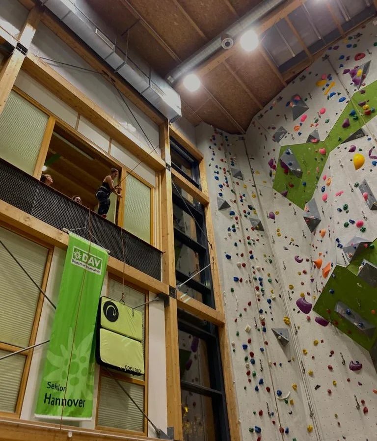 Sprung aus dem Fenster in die Riesenschaukel | © DAV Sektion Hameln / Leonie Schefe
