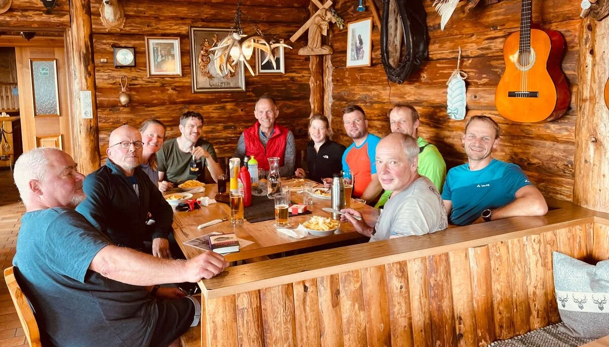 Gemütliches Beisammensitzen in der Hütte | © DAV Sektion Hameln