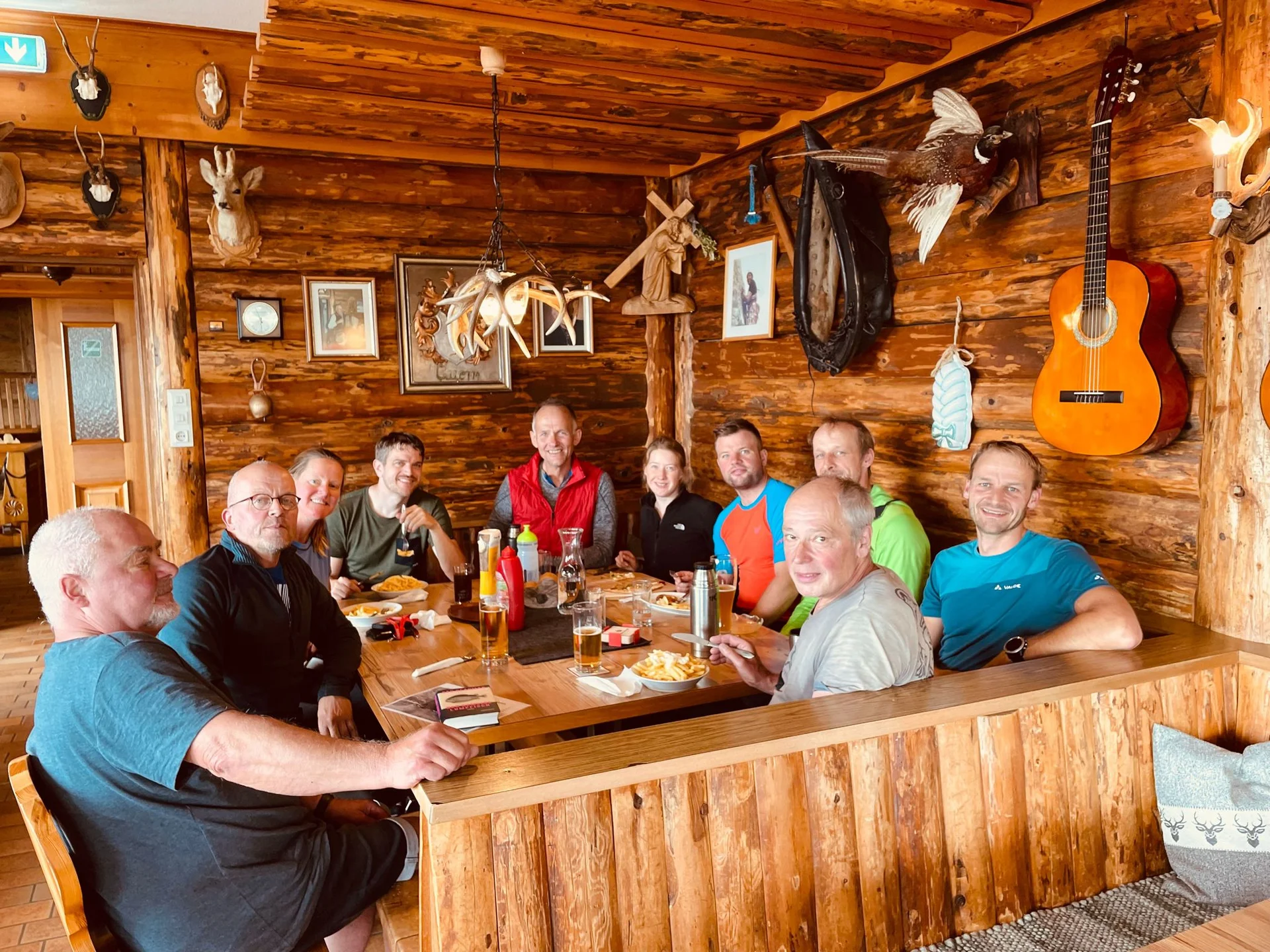 Gemütliches Beisammensitzen in der Hütte | © DAV Sektion Hameln