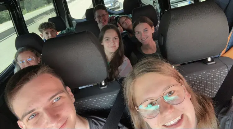 Los geht‘s im vollen Bus... | © DAV Sektion Hameln