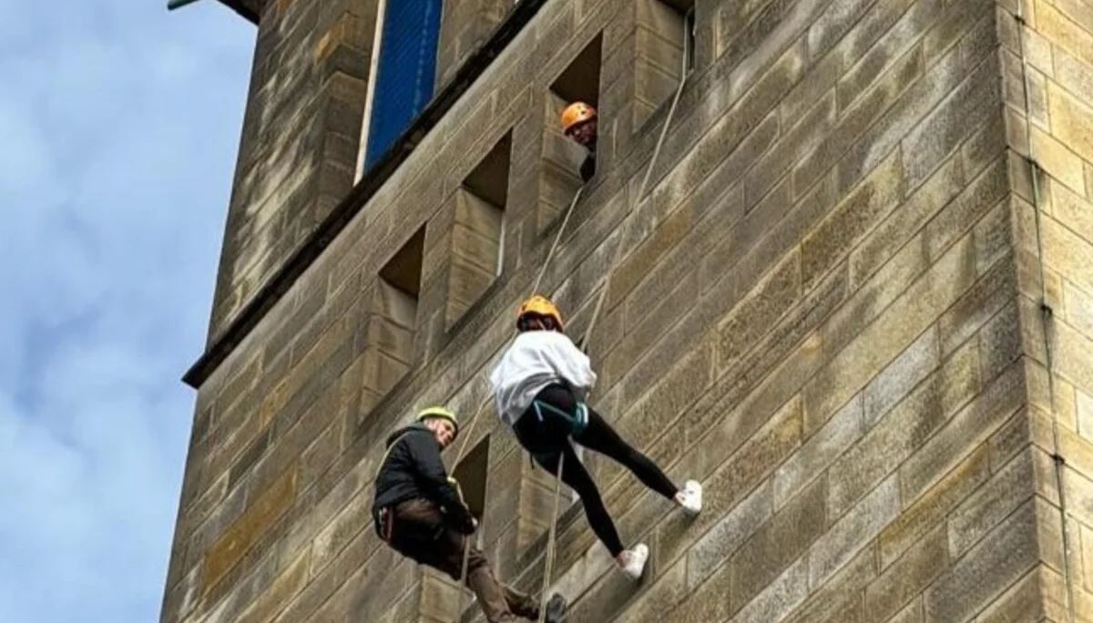 Dem Himmel ein Stück näher beim Abseilen vom Kirchturm | © DAV Sektion Hameln