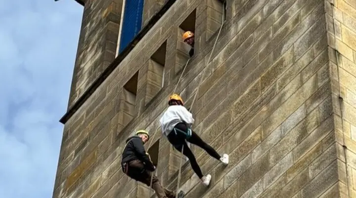 Dem Himmel ein Stück näher beim Abseilen vom Kirchturm | © DAV Sektion Hameln