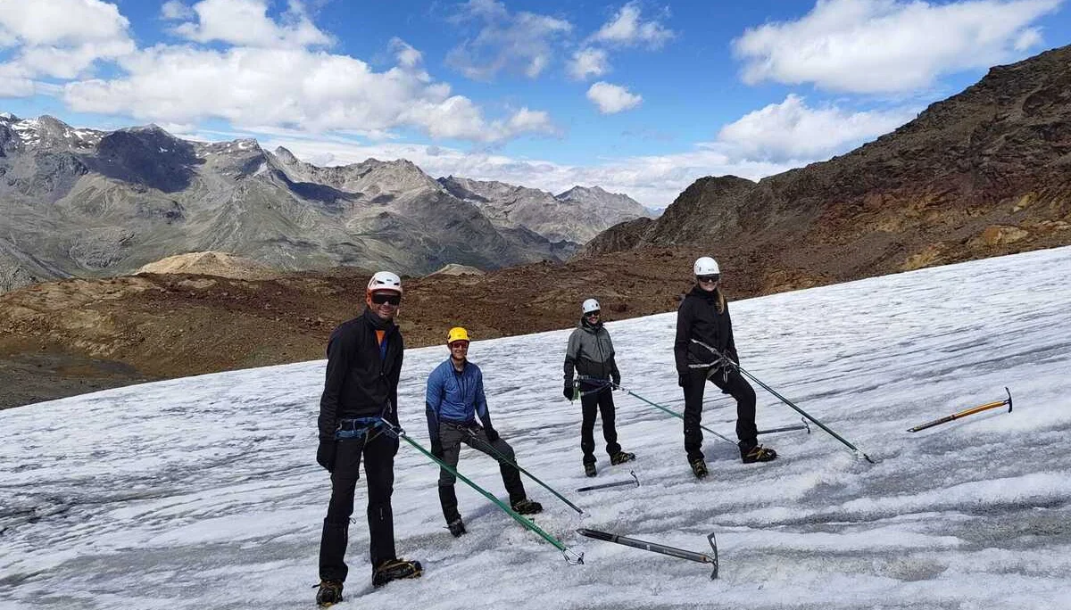 Das Setzen von Eisschrauben wird auf dem Schranferner geübt | © DAV Sektion Hameln