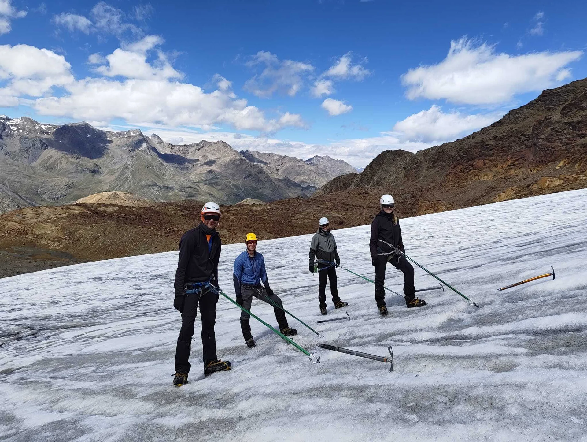 Das Setzen von Eisschrauben wird auf dem Schranferner geübt | © DAV Sektion Hameln