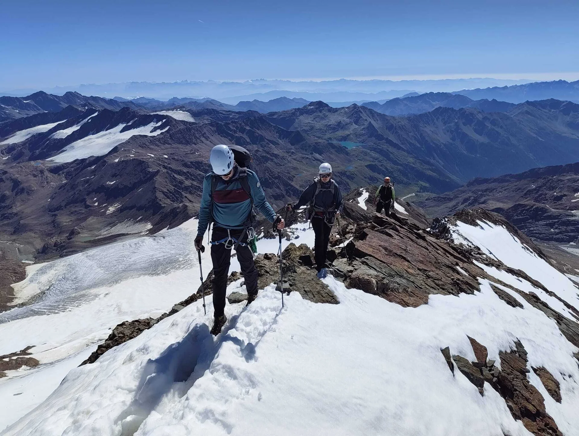 Der Schlussanstieg führt über den schneebedeckten Südostgrat zum Gipfel der Zufallspitze | © DAV Sektion Hameln