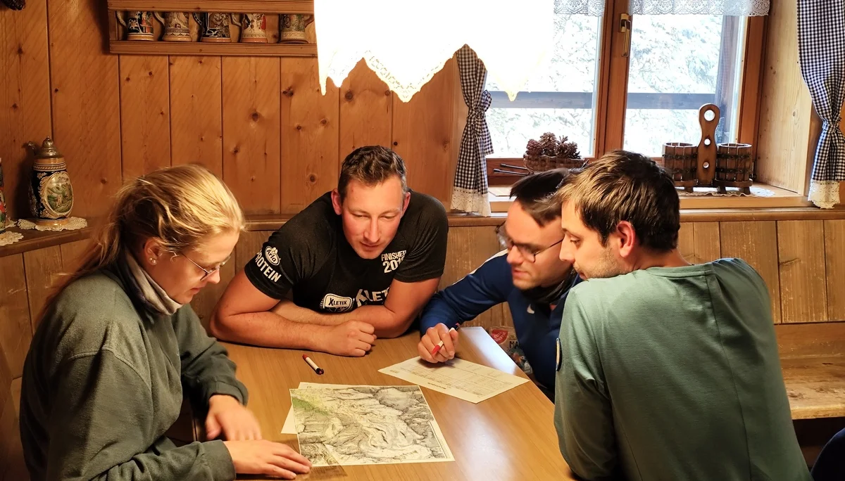 Hochkonzentriert bei der Tourenplanung | © DAV Sektion Hameln