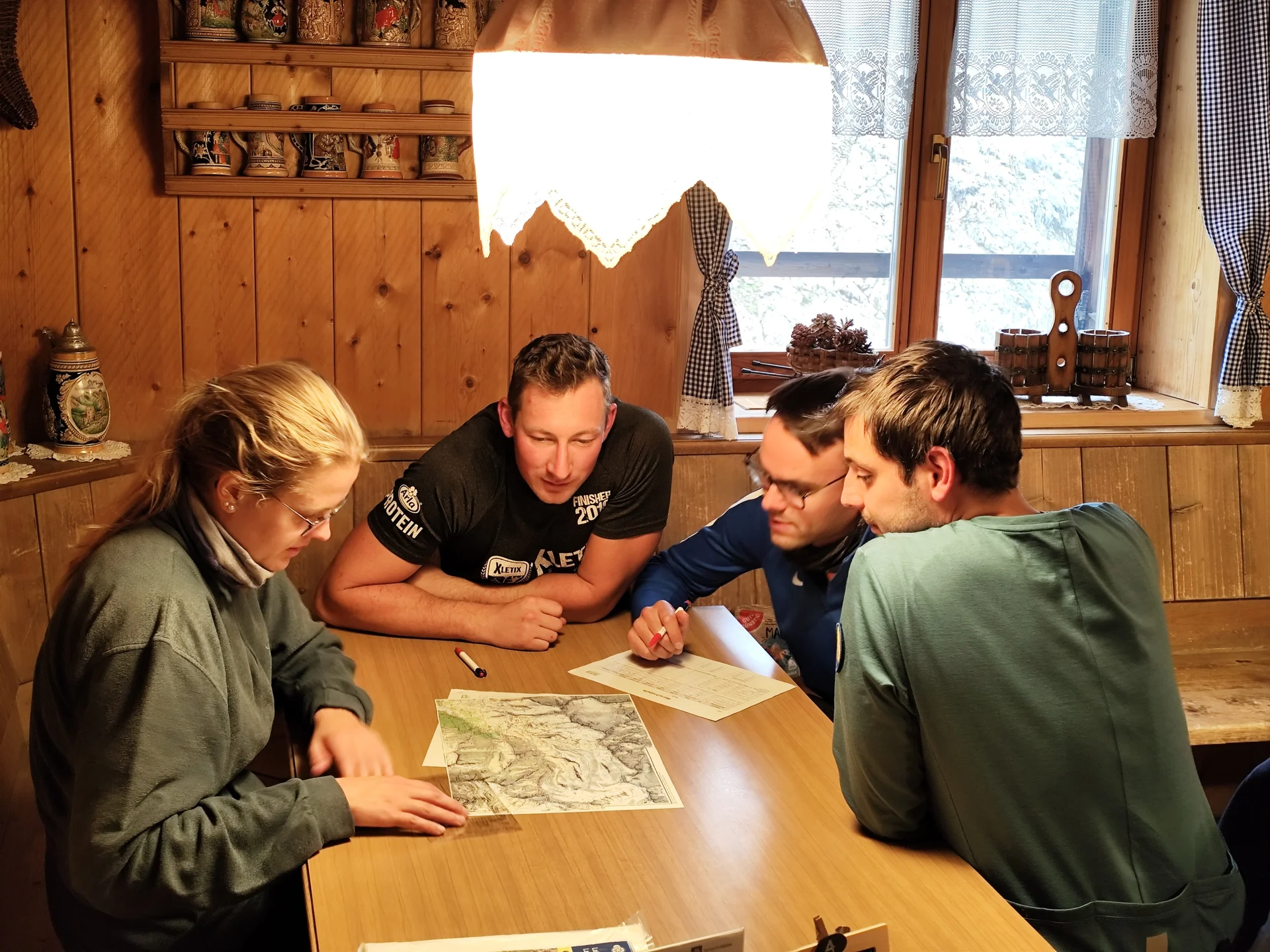 Hochkonzentriert bei der Tourenplanung | © DAV Sektion Hameln