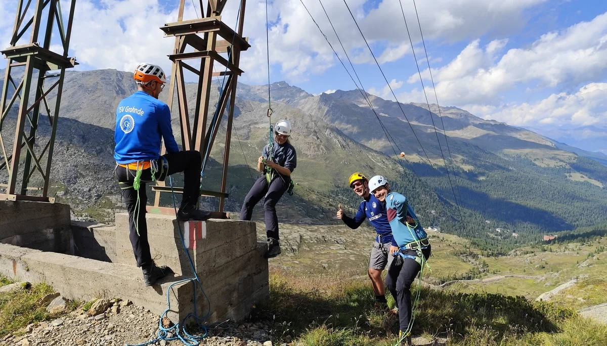 Hohe Trainingsmotivation beim Üben der Selbstrettung | © DAV Sektion Hameln