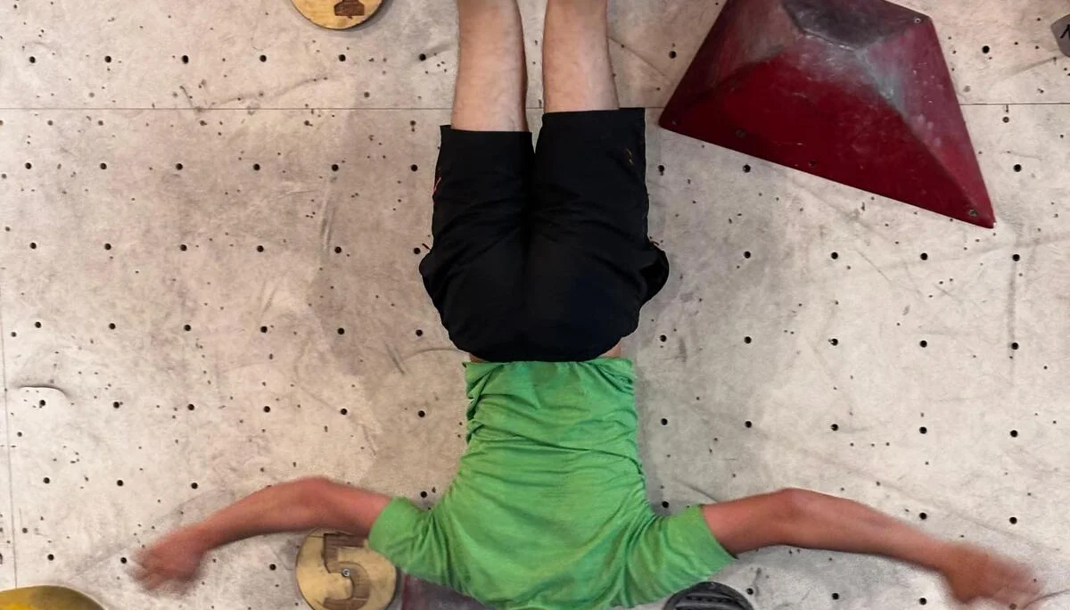 Überkopf-Einstieg in die Route | © DAV Sektion Hameln