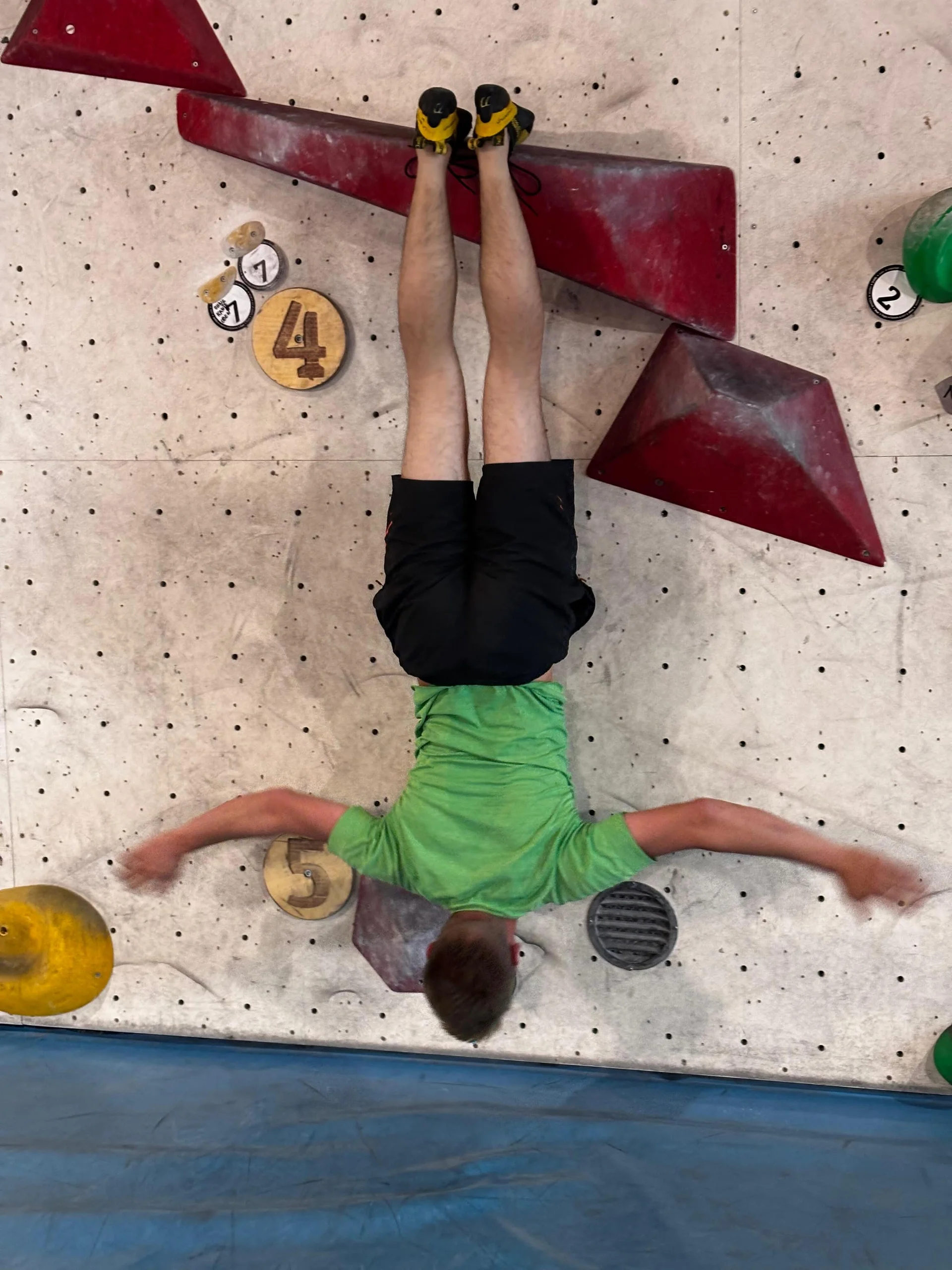 Überkopf-Einstieg in die Route | © DAV Sektion Hameln