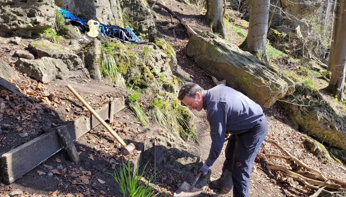 Mit Schaufel und Einsatz | © DAV Sektion Hameln / Andreas Uhe