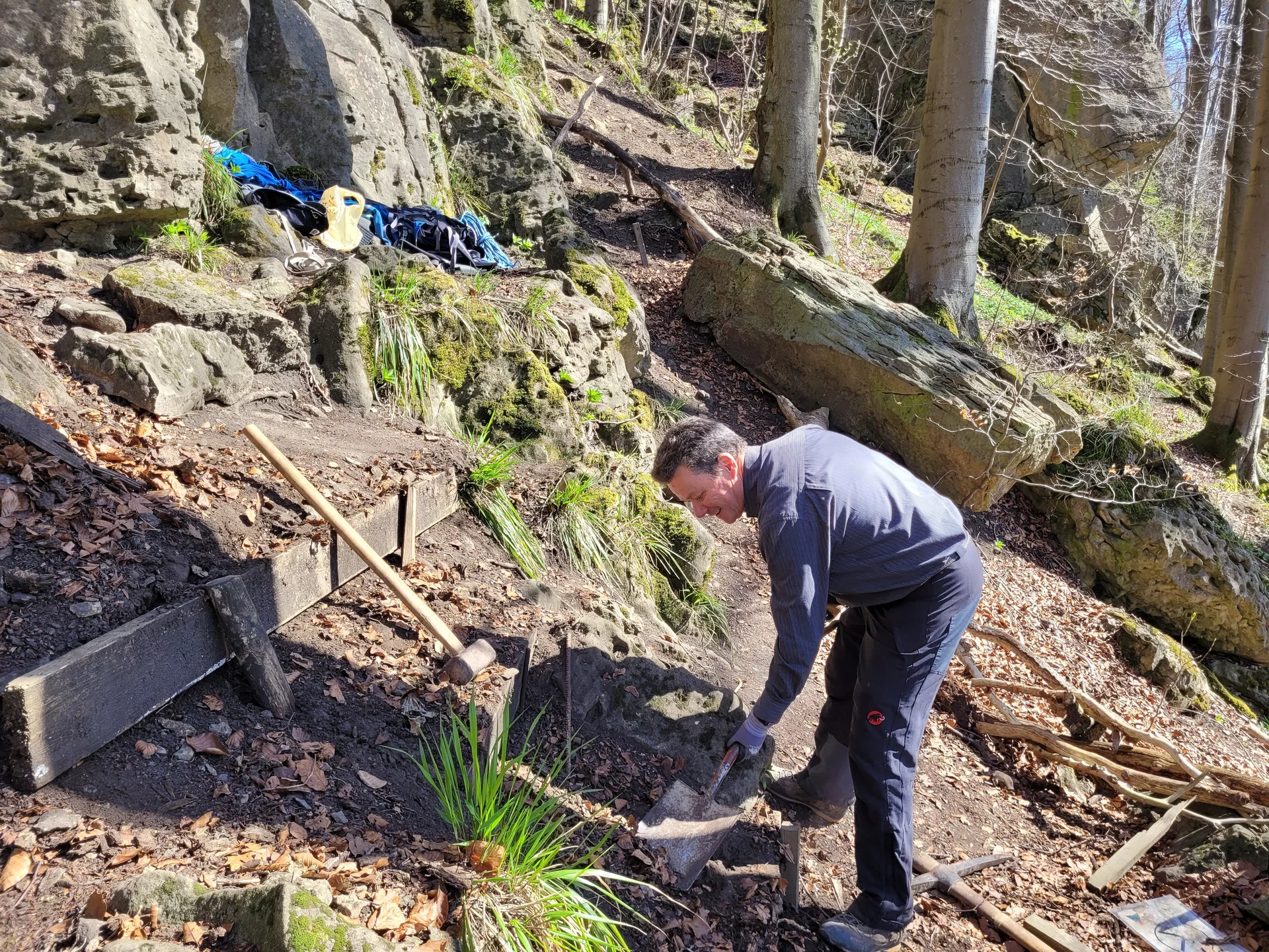 Mit Schaufel und Einsatz | © DAV Sektion Hameln / Andreas Uhe