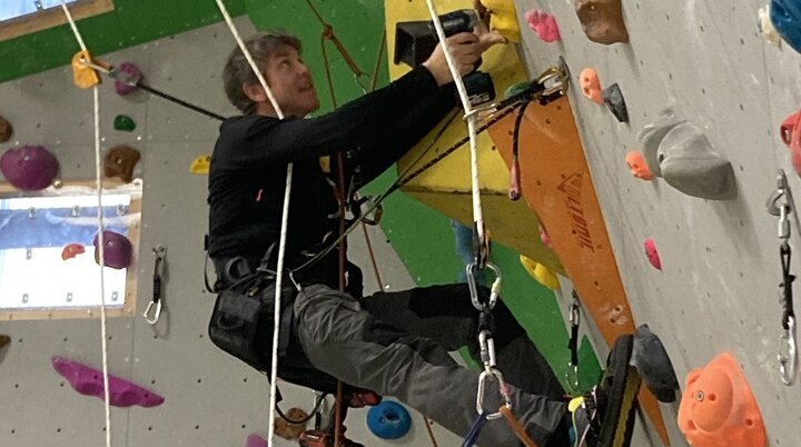 Rainer schraubt im Überhang | © DAV Sektion Hameln