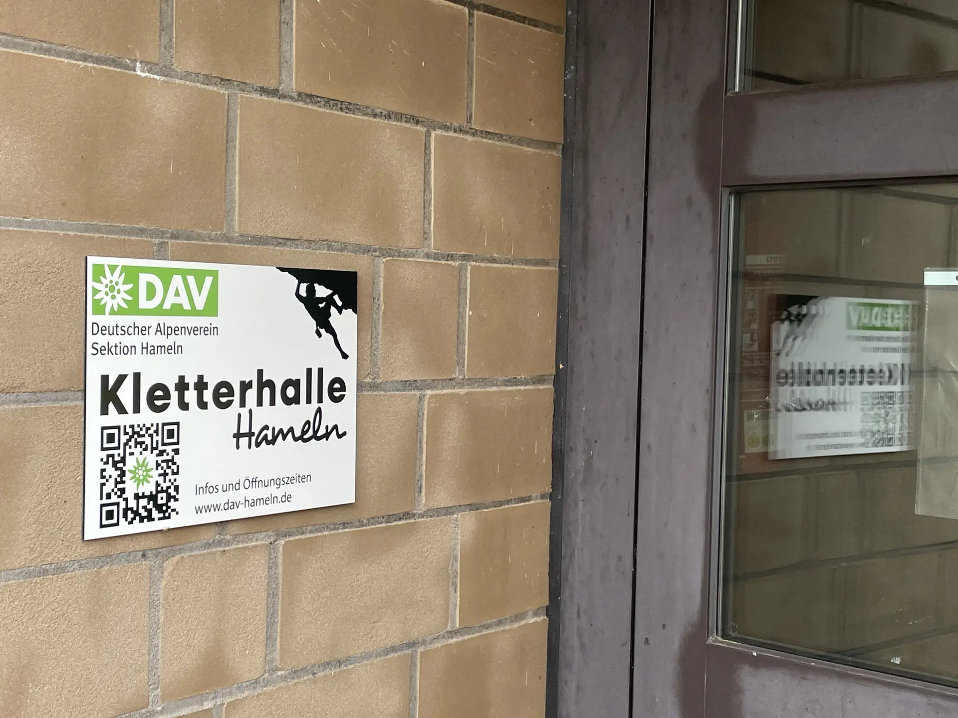 Neues Schild neben dem Eingang | © DAV Sektion Hameln