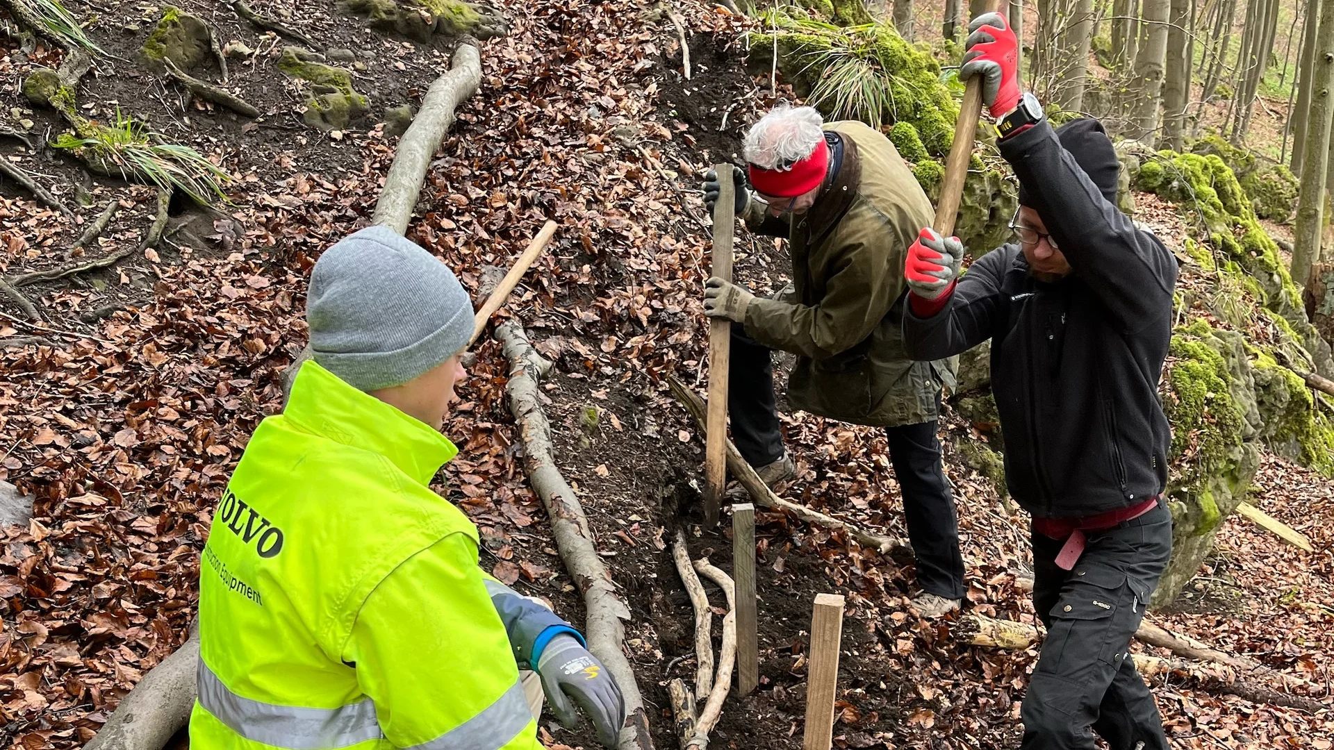 Fleißige Baumeister bei der Arbeit | © DAV Sektion Hameln