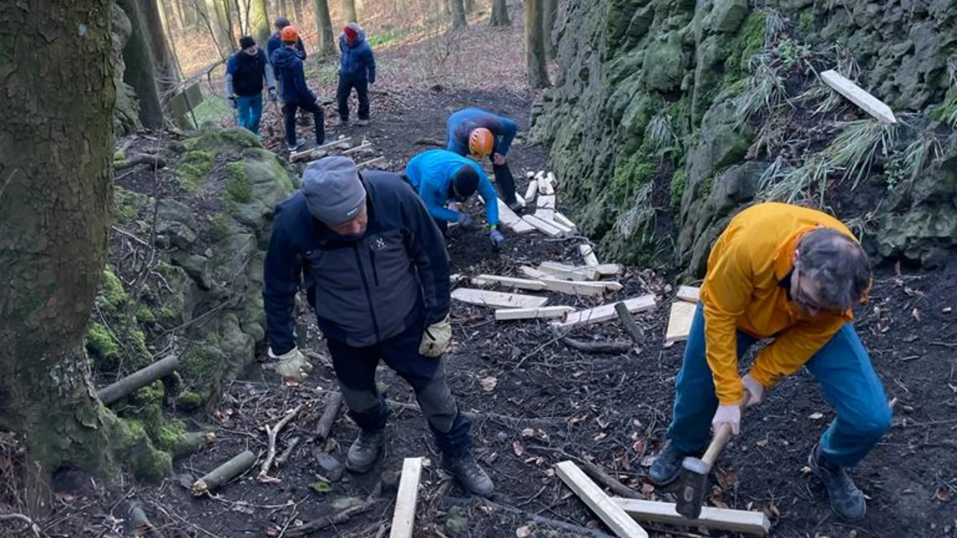 Fleißige Baumeister bei der Arbeit | © DAV Sektion Hameln / Andreas Uhe